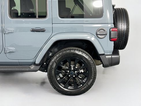 Used 2024 Jeep Wrangler Unlimited Sahara w/ Technology Group AWD/4WD image 43