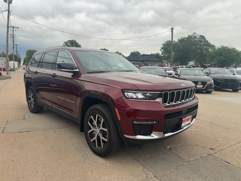 Used 2023 Jeep Grand Cherokee L Limited w/ Luxury Tech Group II AWD/4WD image 4