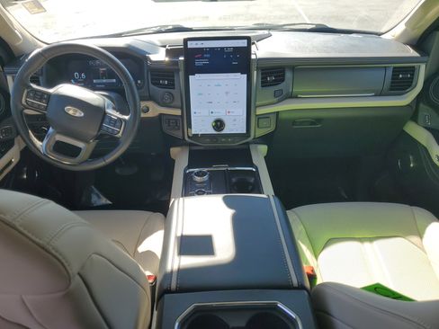 Used 2024 Ford Expedition Platinum image 16