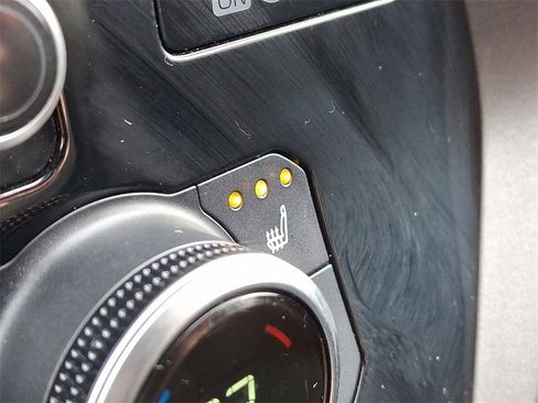 Used 2020 Toyota Highlander XLE image 26