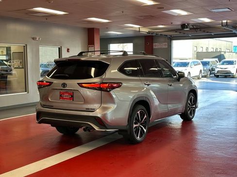 Used 2022 Toyota Highlander XSE AWD/4WD image 4