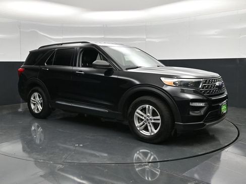Used 2023 Ford Explorer XLT w/ Equipment Group 202A AWD/4WD image 3