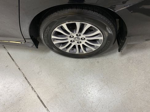 Used 2020 Toyota Sienna XLE w/ XLE Navigation Package image 12