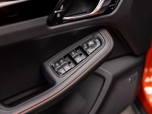 Certified 2025 Porsche Macan AWD/4WD image 39
