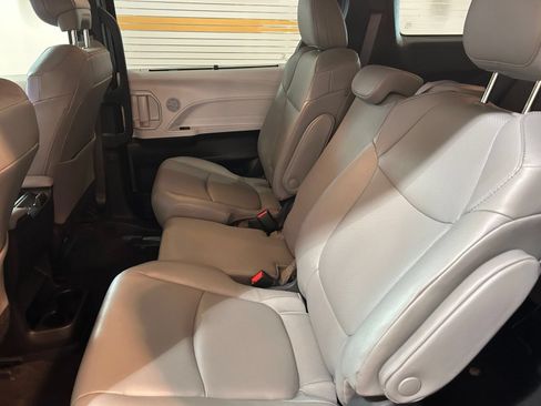 Used 2025 Toyota Sienna XLE FWD image 22