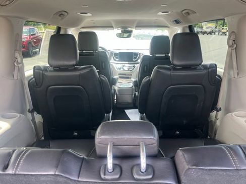 Used 2022 Chrysler Pacifica Touring-L w/ Uconnect Theater Family Group FWD image 12