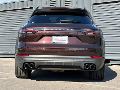 Used 2023 Porsche Cayenne Platinum Edition image 7