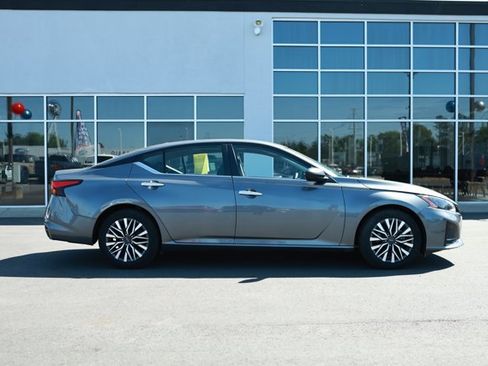Used 2024 Nissan Altima 2.5 SV image 4