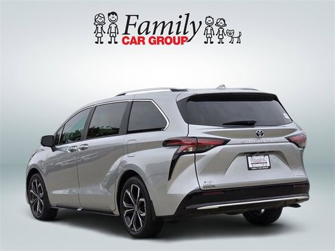 Used 2025 Toyota Sienna Platinum image 3