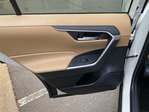 Used 2022 Toyota RAV4 XLE FWD image 10