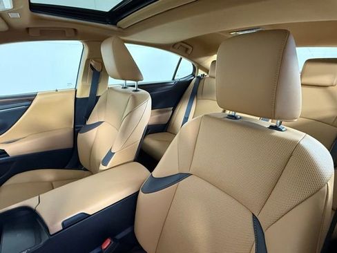 Certified 2025 Lexus ES 300h w/ Premium Package image 5