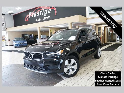 Used 2022 Volvo XC40 T5 Momentum image 1
