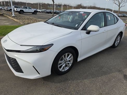Used 2025 Toyota Camry LE image 2