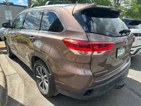 Used 2017 Toyota Highlander XLE AWD/4WD image 2