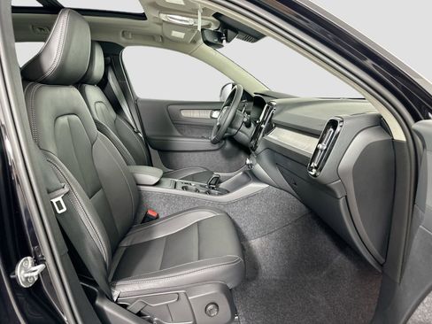 New 2025 Volvo XC40 B5 Core w/ Protection Package Premier image 17