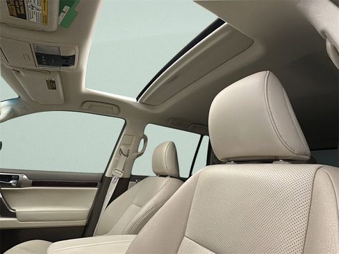 Used 2018 Lexus GX 460 Premium w/ Premium Package image 11