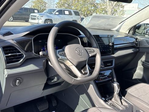 New 2026 Volkswagen Taos SE FWD image 10