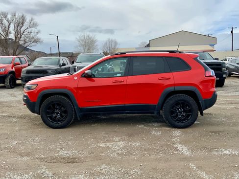 Used 2021 Jeep Cherokee Trailhawk image 3