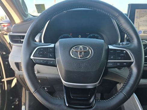 Used 2023 Toyota Highlander Platinum image 23
