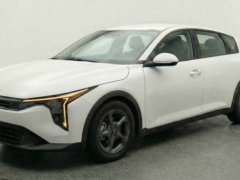 Used 2025 Kia K4 LXS image 3