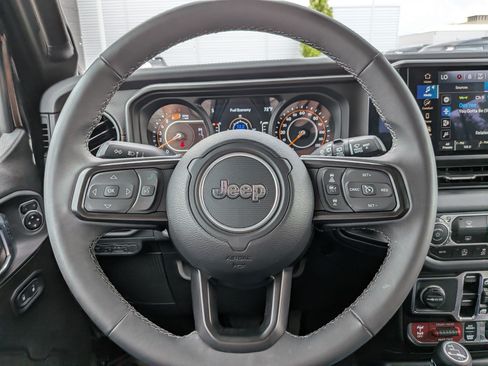 Used 2025 Jeep Wrangler Unlimited Rubicon AWD/4WD image 15