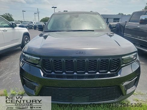Used 2023 Jeep Grand Cherokee Altitude AWD/4WD image 2