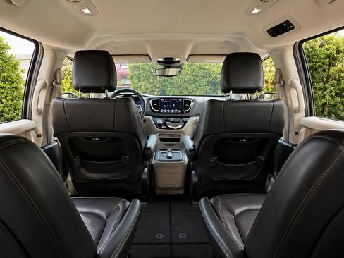 Used 2024 Chrysler Pacifica Touring-L FWD image 21