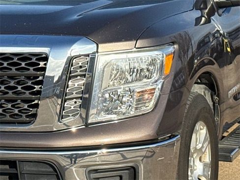 Used 2018 Nissan Titan SV image 5