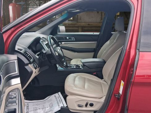Used 2018 Ford Explorer XLT w/ Equipment Group 202A FWD image 19