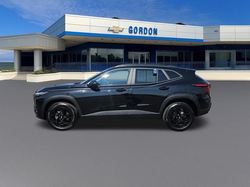 Used 2025 Chevrolet Trax LT FWD image 2