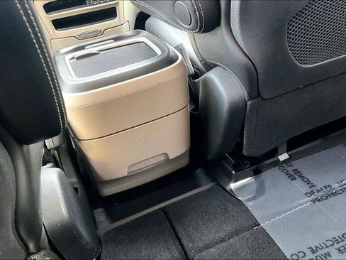 Used 2024 Chrysler Pacifica Touring-L FWD image 36