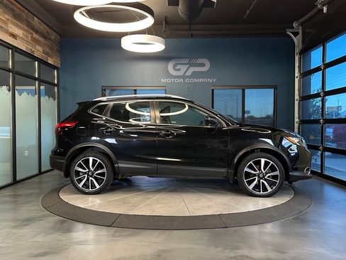Used 2017 Nissan Rogue Sport SL w/ SL Premium Package AWD/4WD image 2