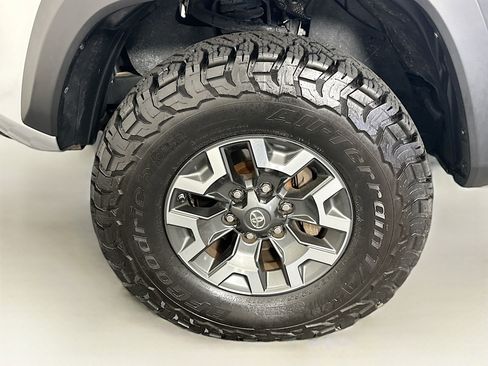 Used 2017 Toyota Tacoma TRD Off-Road w/ Premium & Technology Package image 11
