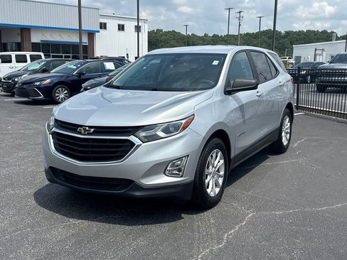 Used 2020 Chevrolet Equinox LS w/ LS Convenience Package FWD image 2