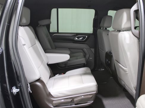 Used 2024 Chevrolet Suburban Z71 w/ Luxury Package image 29