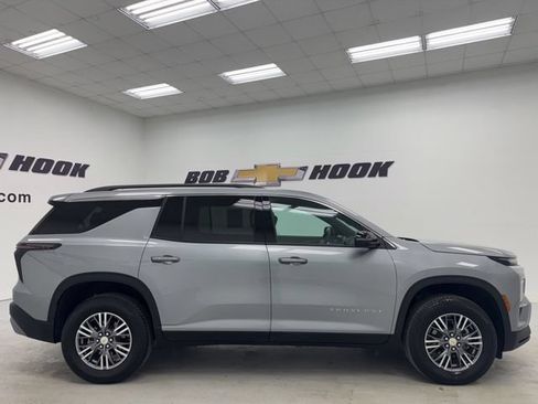 Used 2026 Chevrolet Traverse LT FWD image 4