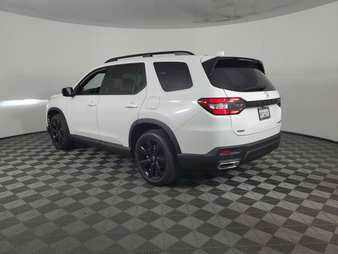 Certified 2025 Honda Pilot Black Edition image 6