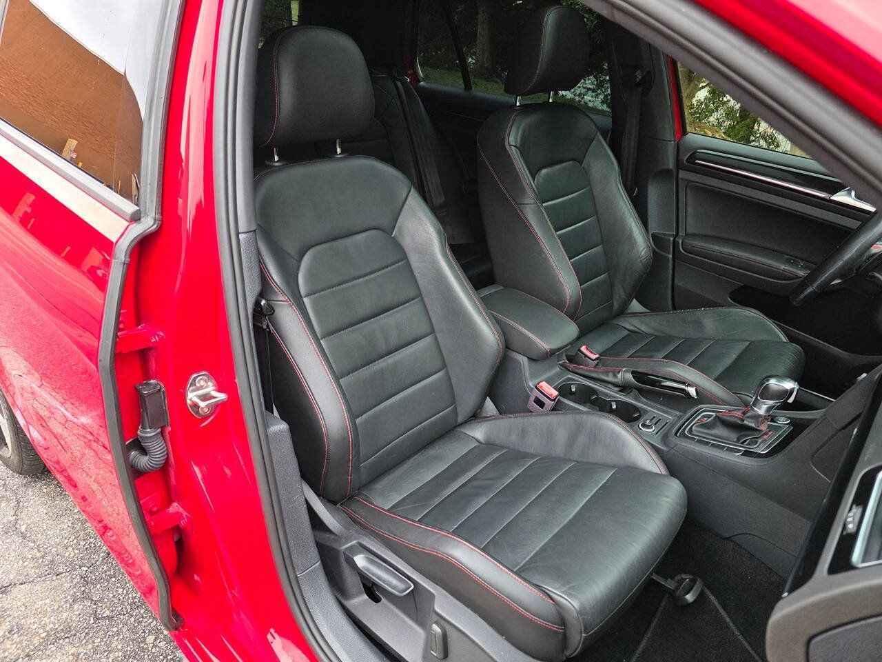 Used 2017 Volkswagen GTI SE FWD image 34