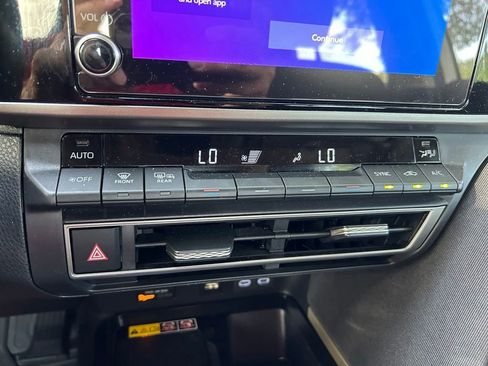 Used 2025 Toyota Camry LE w/ Convenience Package FWD image 27