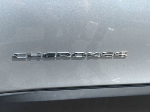Used 2019 Jeep Cherokee Limited w/ Technology Group AWD/4WD image 10