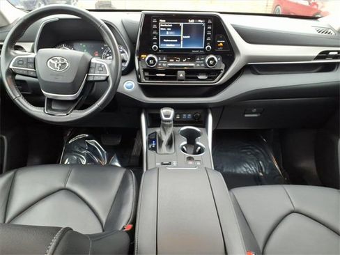 Certified 2022 Toyota Highlander XLE image 13