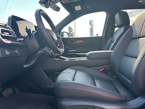 Used 2024 Chevrolet Traverse RS image 9