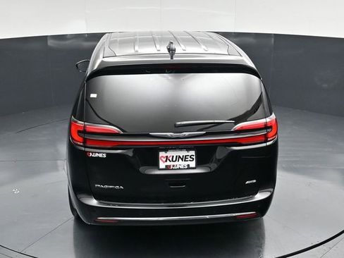 New 2026 Chrysler Pacifica Select AWD/4WD image 18
