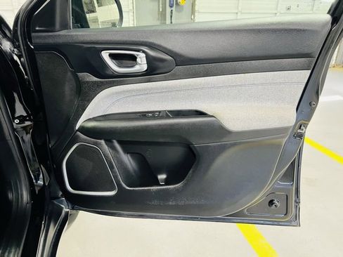 Used 2024 Jeep Compass Latitude image 32