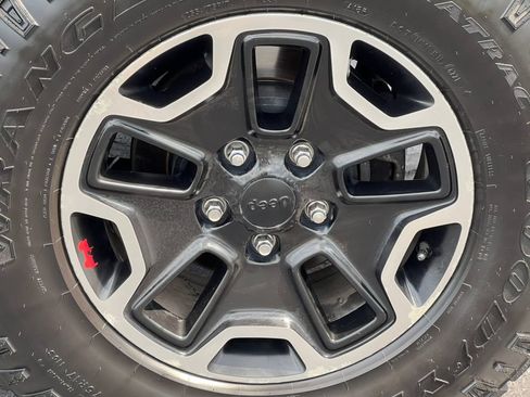 Used 2015 Jeep Wrangler Unlimited Rubicon AWD/4WD image 9