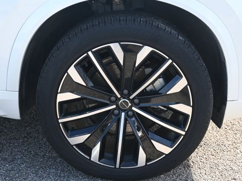 Used 2025 Volvo XC90 B6 Plus image 24