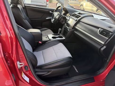 Used 2014 Toyota Camry SE w/ Moonroof Package FWD image 25
