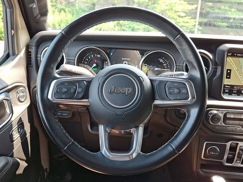 Used 2022 Jeep Wrangler Unlimited Sahara AWD/4WD image 17