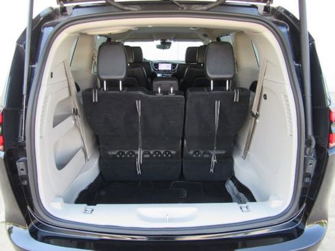 Used 2024 Chrysler Pacifica Touring-L image 26