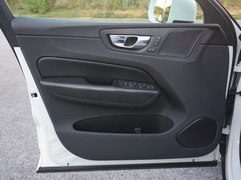 Used 2019 Volvo XC60 T5 Momentum w/ Multimedia Package image 20